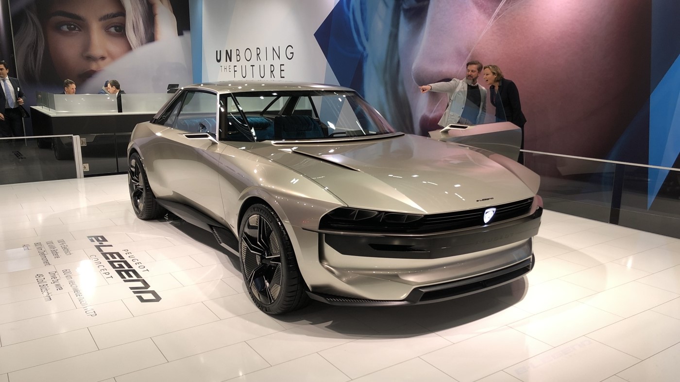 Slideshow Bild - Peugeot zieht alle Blicke auf sich mit dem Concept Car e-Legend..